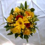 Buchet de 55 frezii galbene