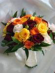 Buchet nasa de 25 trandafiri multicolori