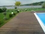 Deck-ul Exotic pe Marginea Apei