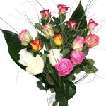 Buchet de 15 trandafiri multicolori