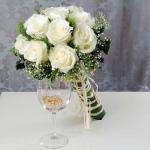Buchet mireasa de 13 trandafiri albi si gipsofila