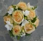 Buchet nasa de 8 trandafiri galbeni si 5 frezii albe
